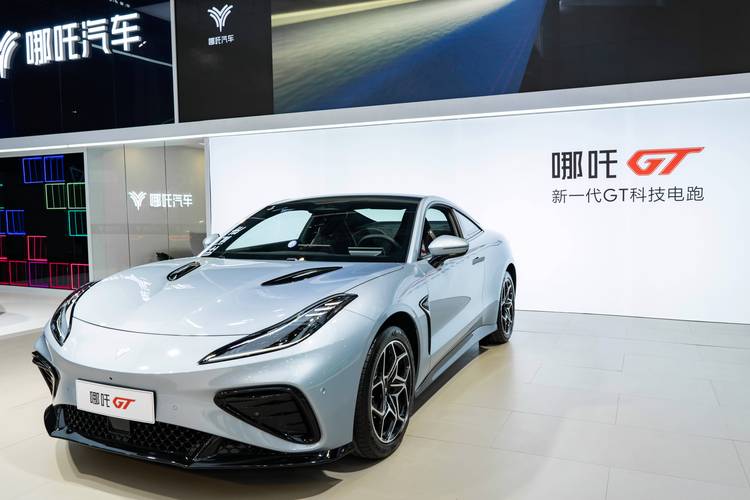 东莞185哪吒汽车在智能汽车领域的表现，领途汽车在新能源汽车市场中的影响力